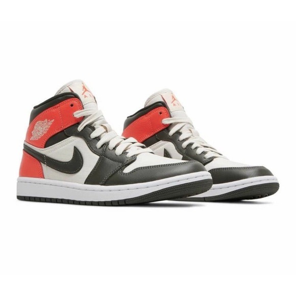 New Jordan Women's retro 1 Mid SE "Newsprint" DQ6078-100 Size 8 New In Box - Picture 1 of 10